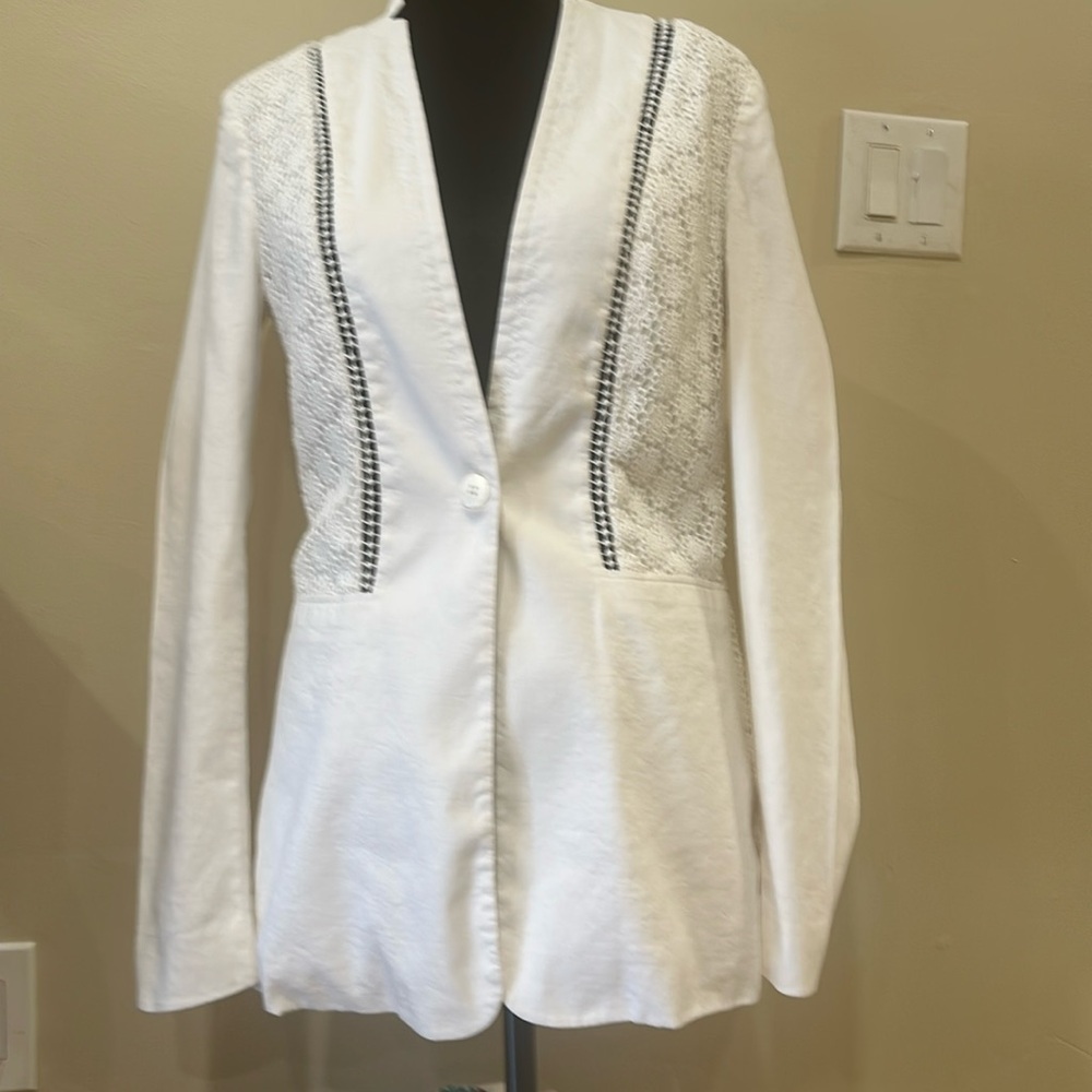 ELLIE TAHARI gorgeous blazer, one of Ellie Tahari’s best creations.